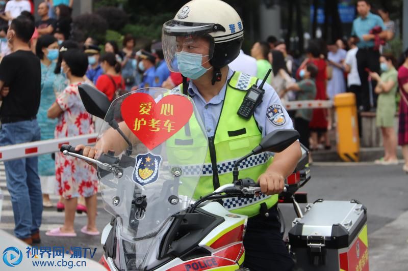 重庆交巡警成立爱心护考队为考生出行提供方便。