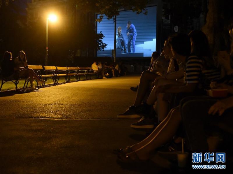 7月4日，观众们在奥地利首都维也纳市政厅广场外场区域观看维也纳电影节开幕电影——贝多芬的歌剧《菲岱利奥》。新华社记者 郭晨 摄