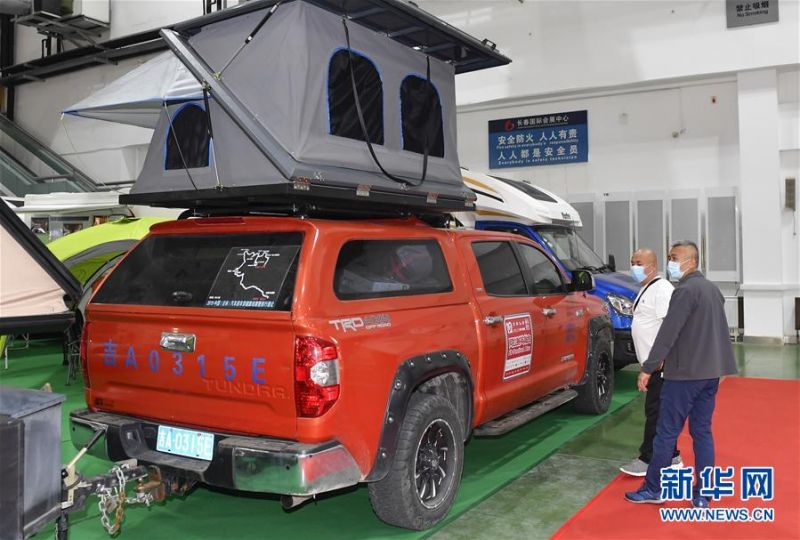 7月10日，观众在长春汽博会房车展区参观。新华社记者 许畅 摄