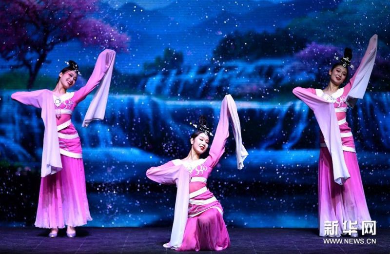 6月22日拍摄的《西安千古情》演出现场。 大型舞台剧《西安千古情》22日在西安浐灞世博园首演。该剧以一位华裔少女归国寻根为故事主线，浓缩展现了古城西安的悠久历史文化。 新华社记者 张博文 摄