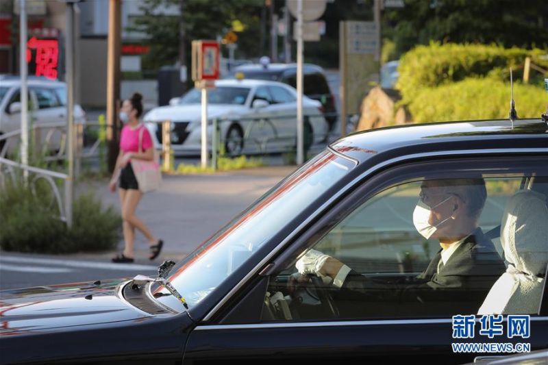 　　7月2日，在日本东京，出租车司机戴口罩工作。 新华社记者 杜潇逸 摄