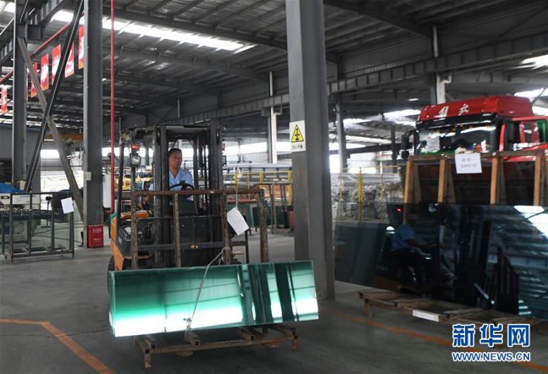 　　7月9日，重庆铭阳玻璃有限公司工作人员在玻璃加工车间内作业。 随着复工复产的加快推进，市场需求和产业订单不断增多，位于重庆市永川区的玻璃生产和加工企业产销两旺，一派繁忙景象。 新华社记者 王全超 摄