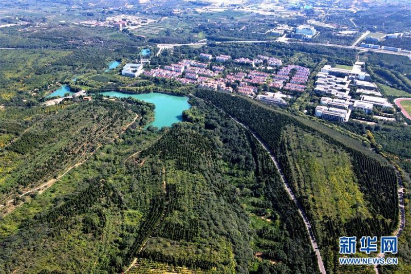 这是7月26日拍摄的栾卸村（无人机照片）。 盛夏，位于太行山区的河北省沙河市栾卸村满目葱茏，山水、田园、民居构成一幅美丽乡村图景。 新华社记者 牟宇 摄