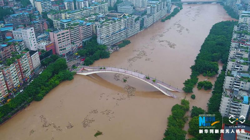 6月22日，綦江流域重庆段出现超历史洪水，下午4时许洪峰过境綦江城区时，最高水位较日常水位高11米，超过保证水位5.1米。新华网 发（石亮 摄）