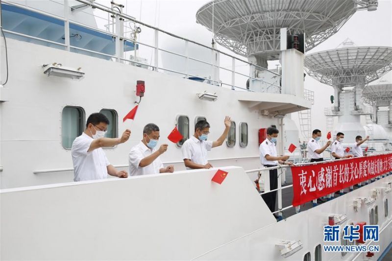 7月13日，远望6号船驶离中国卫星海上测控部码头，船员挥手道别。新华社发（杨瑞 摄）