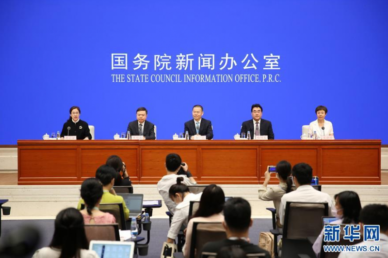 　8月7日，国务院新闻办公室举行国务院政策例行吹风会，请人力资源和社会保障部副部长李忠、发展改革委就业收入分配和消费司司长哈增友、民政部基层政权建设和社区治理司司长陈越良、农业农村部乡村产业发展司负责人吴晓玲介绍支持多渠道灵活就业和农民工就业创业相关举措，并答记者问。 新华社发（焦非 摄）