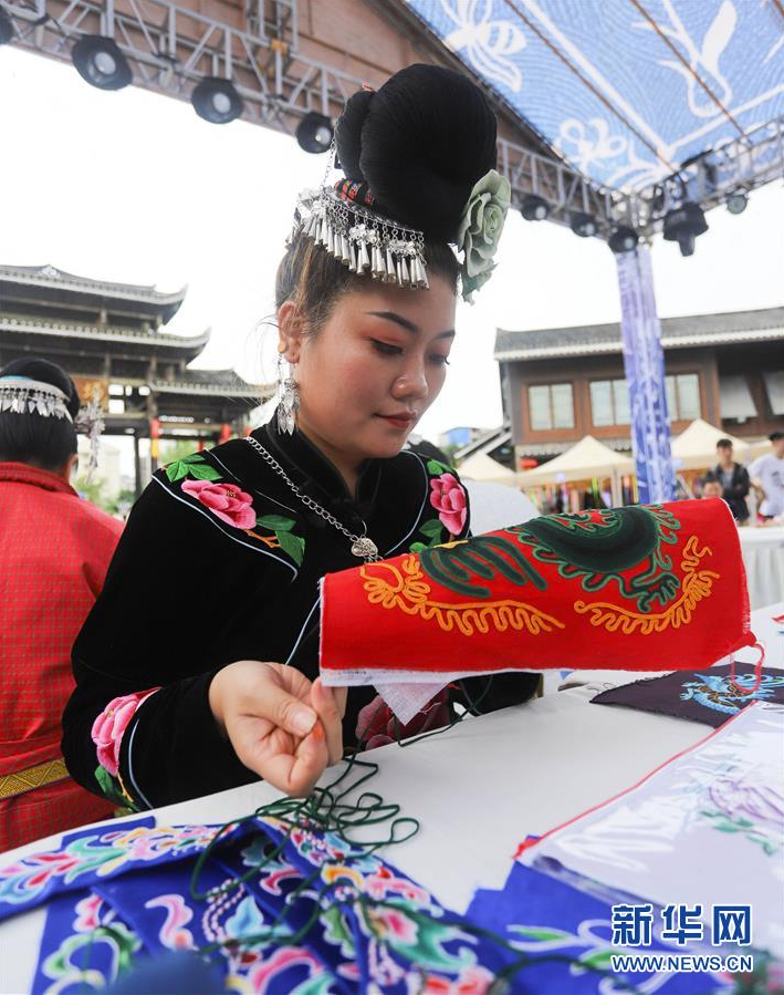7月3日，在贵州省丹寨县万达小镇景区，苗族妇女在参加刺绣技艺比赛。 当日，贵州省黔东南苗族侗族自治州丹寨县万达小镇景区举办非遗手工技艺比赛，来自各村寨的苗族妇女共聚一堂，参加苗族刺绣、苗族蜡染绘画比赛，以比赛的形式促进非物质文化遗产的传承，吸引了在当地旅游的游客到场欣赏。 新华社发（陆德华 摄）