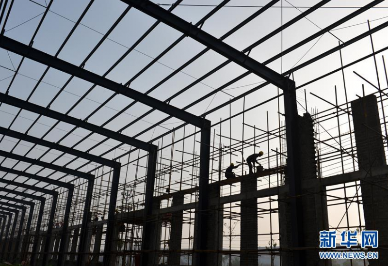 6月26日，工人在江苏省淮安市洪泽区一项目建设工地施工。 端午小长假期间，各行各业依然有很多人在工作岗位上坚守。 新华社发（刘宇 摄）