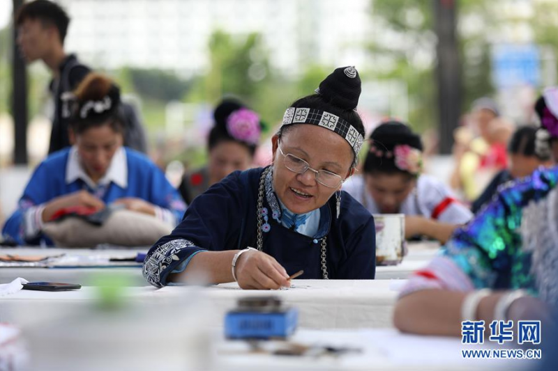 7月3日，在贵州省丹寨县万达小镇景区，苗族妇女在参加蜡染绘画比赛。 当日，贵州省黔东南苗族侗族自治州丹寨县万达小镇景区举办非遗手工技艺比赛，来自各村寨的苗族妇女共聚一堂，参加苗族刺绣、苗族蜡染绘画比赛，以比赛的形式促进非物质文化遗产的传承，吸引了在当地旅游的游客到场欣赏。 新华社发（黄晓海 摄）