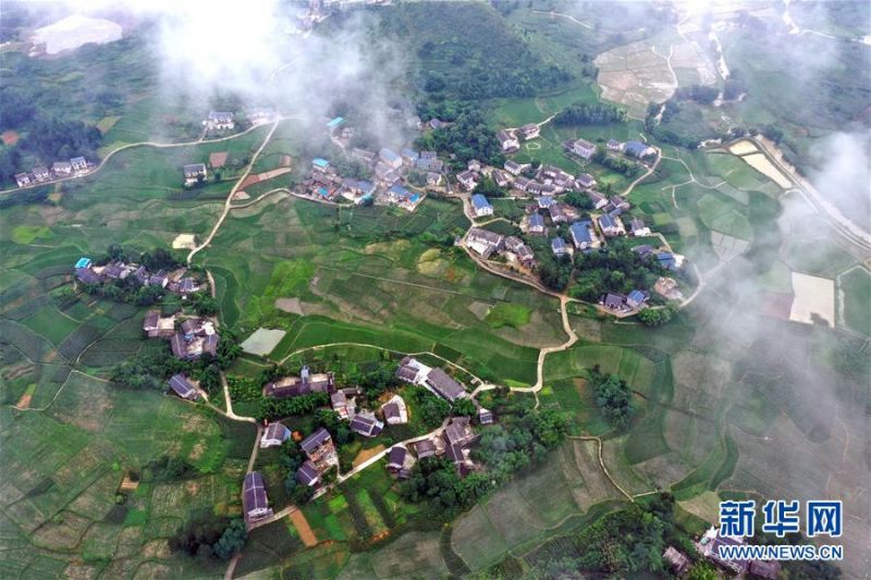 7月1日拍摄的贵州省绥阳县风华镇乡村风光（无人机照片）。 新华社记者 杨楹 摄