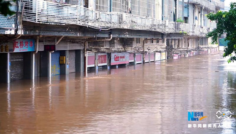图为6月22日被洪水淹没的临街商铺。在这场与洪水的“战斗”中，綦江紧急转移了10万余人，确保了无一人伤亡。新华网 发（石亮 摄）