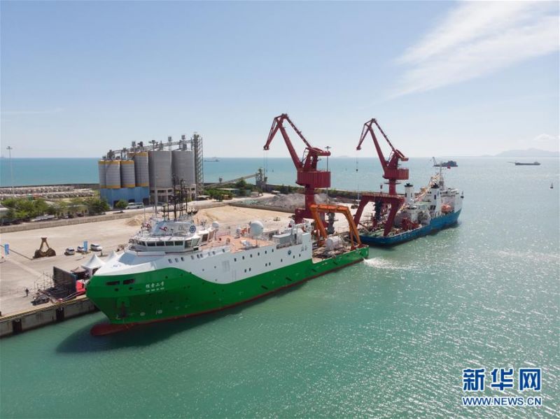 　6月28日拍摄的停靠在三亚崖州湾科技城南山港码头的“探索二号”船（左）（无人机照片）。新华社记者 张丽芸 摄