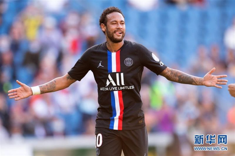 7月12日，巴黎圣日耳曼队球员内马尔庆祝进球。 当日，法国勒阿弗尔举行了自三月份以来首场有现场观众的足球比赛，由法甲巴黎圣日耳曼队客场挑战法乙勒阿弗尔队。最终，巴黎圣日耳曼队在这场友谊赛中以9比0获胜。 法国政府6月20日宣布，随着新冠肺炎疫情逐渐好转，对国内大型集会的限制也将逐步放松，集体类体育赛事从7月11日起可以重新回归，各体育场馆最多可以允许5000名观众入场观看比赛。 新华社发（杰克·陈摄）