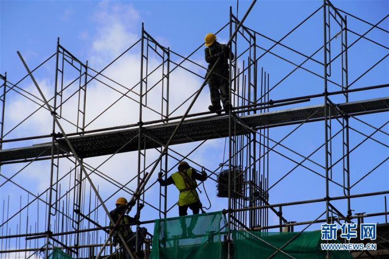 7月31日，在斯里兰卡首都科伦坡的一座智能化综合体建筑工地上，工人们在施工。 中国港湾工程有限责任公司（中国港湾）科伦坡房建项目团队承建的一座智能化综合体建筑7月31日封顶，企业防疫、复工复产取得阶段性成果。 新华社记者唐璐摄