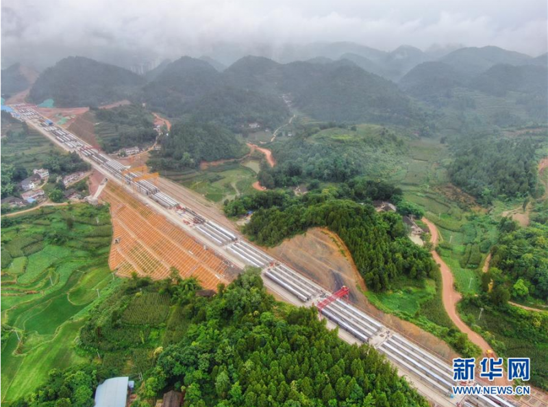 这是6月24日拍摄的施工中的遵余高速公路（无人机照片）。 目前，由中铁广州局等单位联合建设的遵（遵义）余（余庆）高速公路建设整体形象进度已达75%，预计将于年底建成通车。 新华社记者 刘续 摄