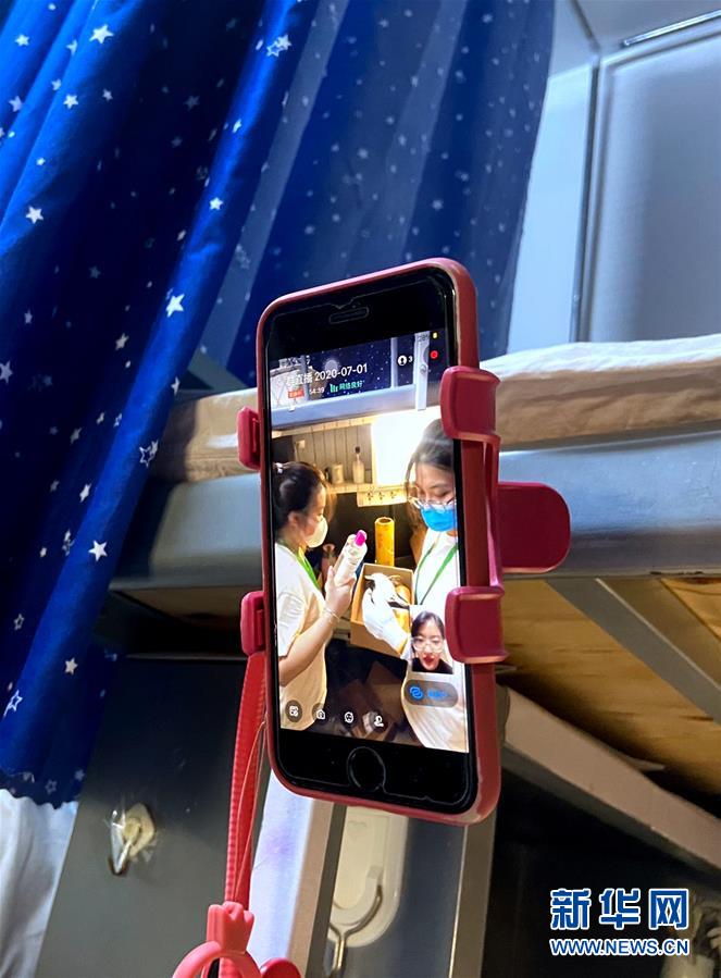 　7月1日，在北理工学生宿舍，辅导员通过手机视频方式，核对毕业生的个人物品。 6月29日起，北京理工大学教职员工开始为2020届6000多名需要打包的毕业生集中进行行李打包、邮寄和留置物品存放工作。经过提前与毕业生“一对一”沟通，老师们耐心细致地通过手机“直播”打包行李的全过程，与每一个同学认真核对其个人物品，细心收纳摆放、整理密封、搬运寄送，让不能返校的毕业生们安心、放心。 新华社记者 魏梦佳 摄