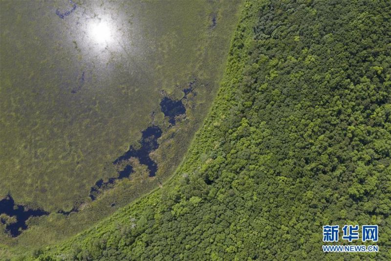　这是7月4日拍摄的南格拉球山天池（无人机照片）。 南格拉球山位于黑龙江五大连池世界地质公园内，火山口内径约500米。由于年代久远，火山口积水成湖，形成“天池”，仿佛火山之巅的一块碧玉。 新华社记者 谢剑飞 摄3