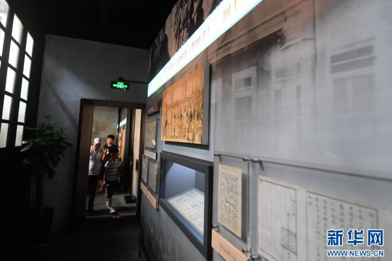 　7月21日，游客在南浔古镇内一座被修缮为家风纪念馆的旧宅游览。 近年来，浙江省湖州市南浔区寻求南浔古镇和流经古镇的頔塘故道保护与开发利用的动态平衡，并于2019年制定出台古镇保护利用行动计划，打造古镇活态利用样板。 新华社记者 黄宗治 摄