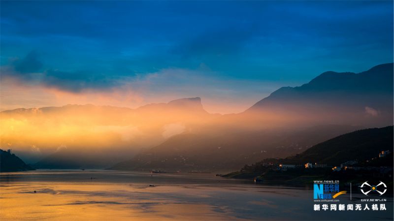 光影三峡。新华网发（何川 摄）