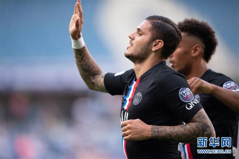7月12日，巴黎圣日耳曼队球员伊卡尔迪庆祝进球。 当日，法国勒阿弗尔举行了自三月份以来首场有现场观众的足球比赛，由法甲巴黎圣日耳曼队客场挑战法乙勒阿弗尔队。最终，巴黎圣日耳曼队在这场友谊赛中以9比0获胜。 法国政府6月20日宣布，随着新冠肺炎疫情逐渐好转，对国内大型集会的限制也将逐步放松，集体类体育赛事从7月11日起可以重新回归，各体育场馆最多可以允许5000名观众入场观看比赛。 新华社发（杰克·陈摄）