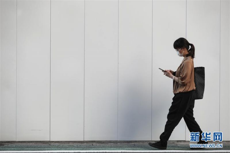 　　7月2日，在日本东京，一名女子戴口罩出行。 新华社记者 杜潇逸 摄