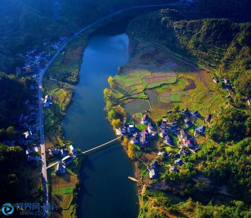 小溪穿村而过，民居依山傍水，好似一幅田园美景图。（摄影 唐磊）