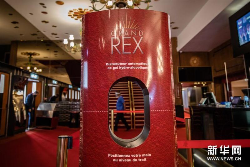 6月22日，法国巴黎一家恢复营业的电影院向观众提供免洗洗手液。 6月22日，法国电影院恢复营业，根据有关防疫要求，不相识观众间应空出一个座位，观众要在影院大厅和走廊里戴口罩，在放映厅可摘下口罩。此外，影院须向观众提供免洗洗手液，并在电影放映前播放防疫信息。 新华社发（奥雷利安·莫里萨尔摄）