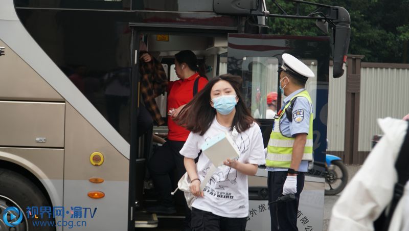 一名女生雷厉风行地从送考车上跑下来，似乎是迫不及待要挑战高考。