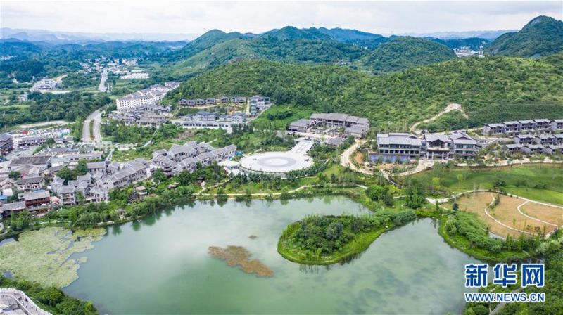 　6月22日拍摄的贵阳市青岩古镇景区风光（无人机照片）。 仲夏时节，贵州省贵阳市花溪区青岩古镇景区绿意盎然，优美的风景吸引众多游客前来观光游玩。 新华社记者 陶亮 摄