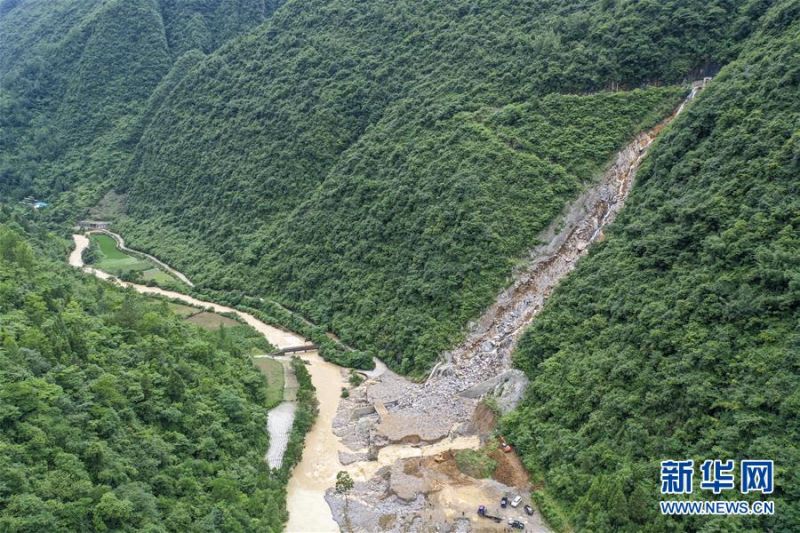 　　7月2日，在重庆市黔江区鹅池镇南溪村，应急救援力量在疏通被山体垮塌阻塞的行洪渠（无人机照片）。 新华社记者 黄伟 摄