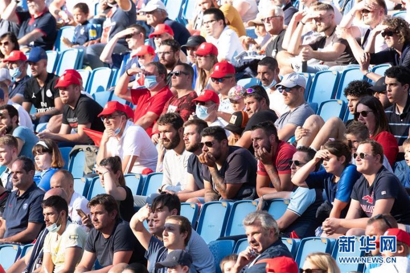 7月12日，观众在看台观看比赛。 当日，法国勒阿弗尔举行了自三月份以来首场有现场观众的足球比赛，由法甲巴黎圣日耳曼队客场挑战法乙勒阿弗尔队。最终，巴黎圣日耳曼队在这场友谊赛中以9比0获胜。 法国政府6月20日宣布，随着新冠肺炎疫情逐渐好转，对国内大型集会的限制也将逐步放松，集体类体育赛事从7月11日起可以重新回归，各体育场馆最多可以允许5000名观众入场观看比赛。 新华社发（杰克·陈摄）