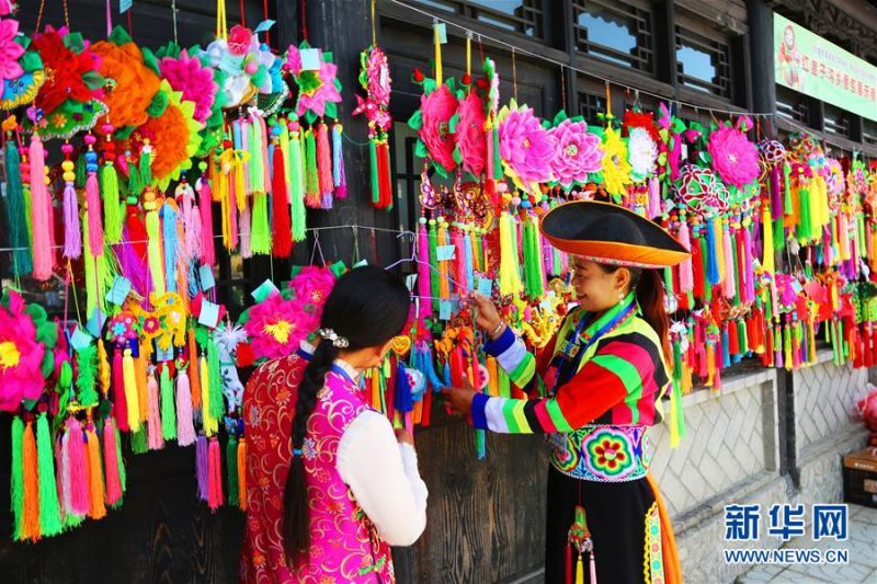 　　6月24日，绣娘在青海省互助土族自治县举办的端午节香包“选美”大赛上交流。  新华社记者 解统强 摄