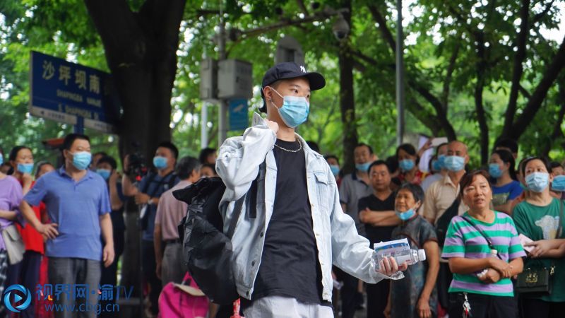 考生自信满满地步入考场。