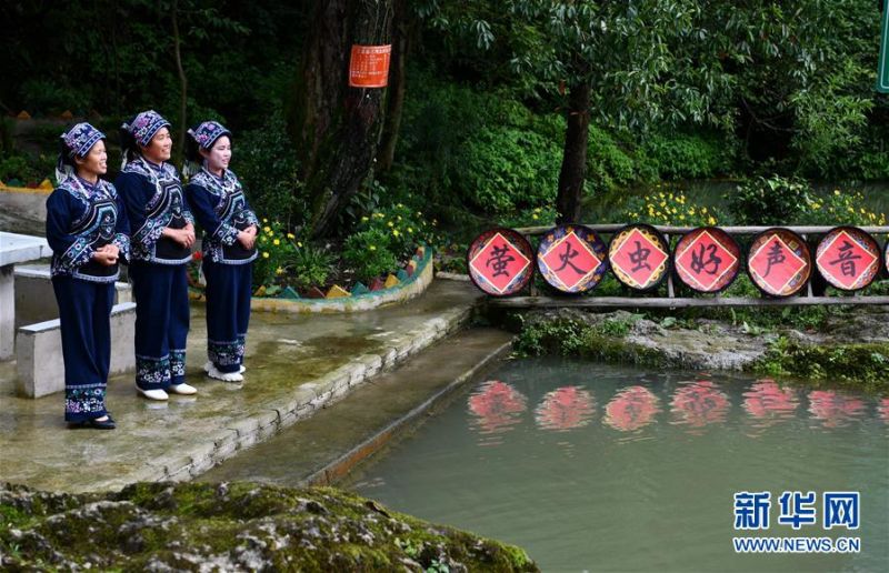 在贵州省龙里县醒狮镇谷新村新时代文明实践站“萤火虫好声音”海选活动现场，少数民族群众在演唱山歌（7月2日摄）。新华社记者 杨文斌 摄 1