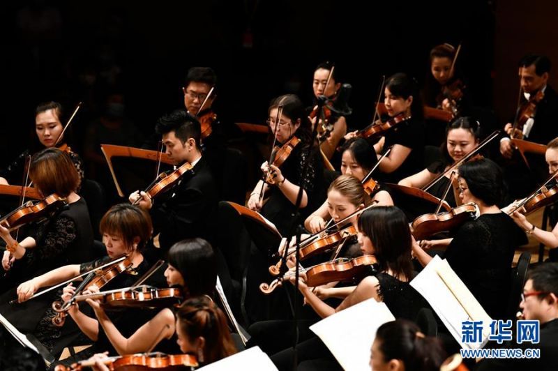 8月1日，“民生之夜——《我爱你中国》大型交响音乐会”在天津大剧院音乐厅举行，拉开了复工复产后天津市音乐类剧场演出的帷幕。 新华社发（孙凡越 摄）