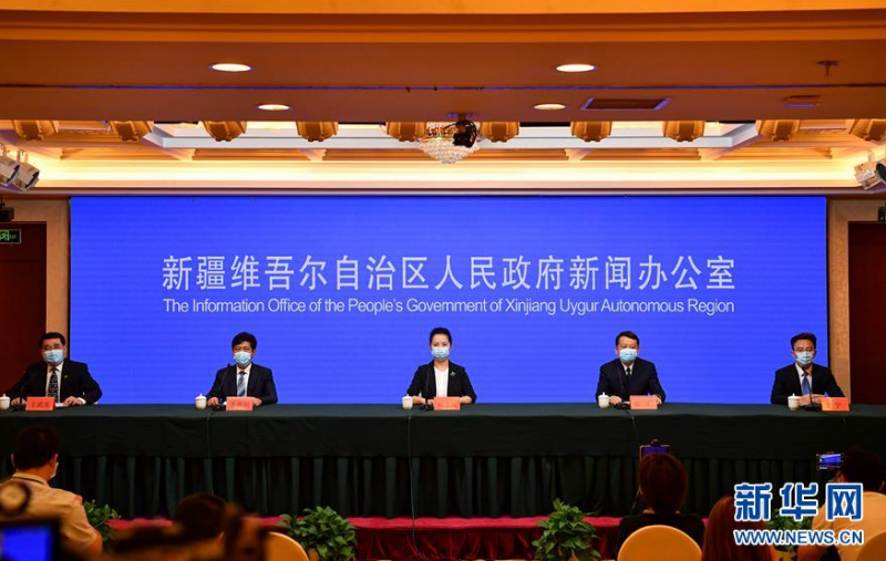 8月7日,新疆维吾尔自治区人民政府新闻办公室在乌鲁木齐举行新闻发布会。 当日,乌鲁木齐市工业和信息化局(大数据发展局)副局长李宁表示,乌鲁木齐市已快速建成核酸检测报告在线查询平台,对接辖区内25家核酸检测机构,实现核酸检测数据互通共享,目前已收录检测结果数据130余万条,市民可登录“智慧健康乌鲁木齐”微信公众号查询。 新华社记者 宋彦桦 摄