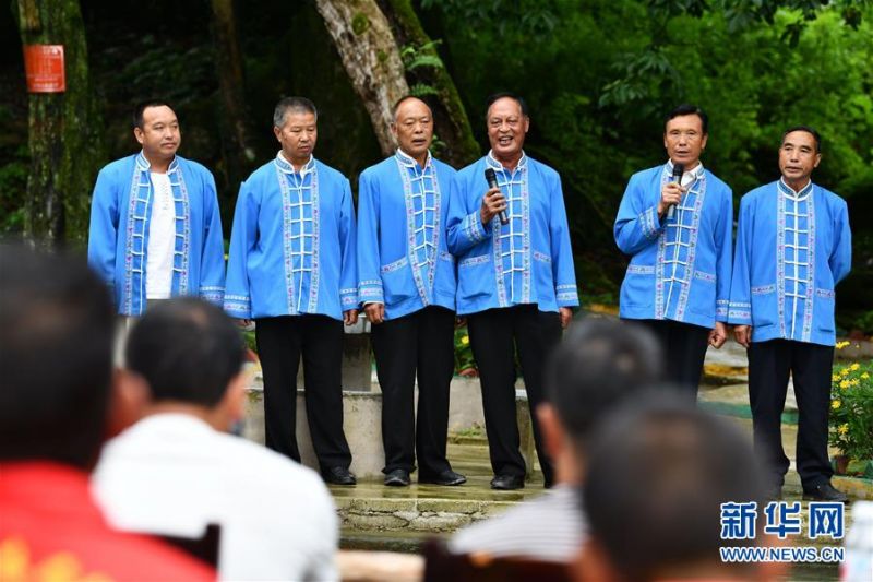在贵州省龙里县醒狮镇谷新村新时代文明实践站“萤火虫好声音”海选活动现场，少数民族群众在演唱山歌（7月2日摄）。新华社记者 杨文斌 摄2