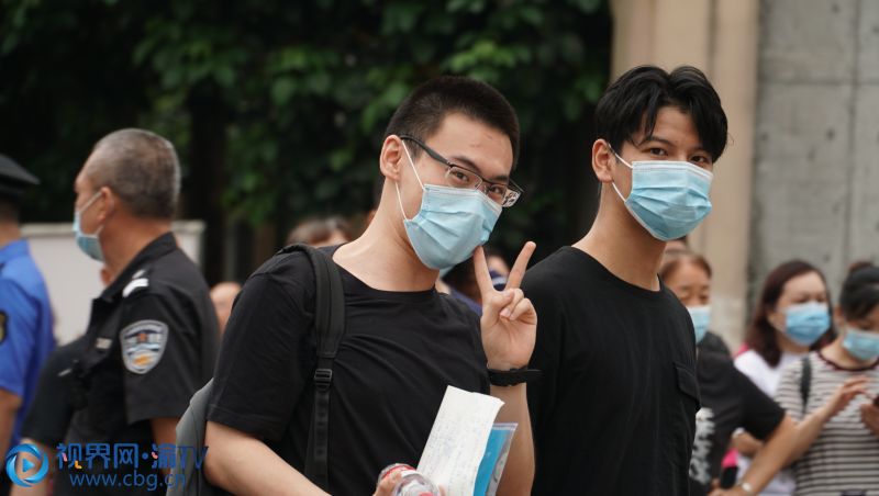 8点20分，字水中学考点，一名学生对着记者镜头比出“V”字给自己加油。