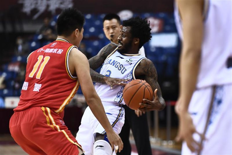 7月10日，苏州肯帝亚队球员布莱克尼（右）在比赛中突破受阻。 当日，在山东青岛举行的2019-2020赛季中国男子篮球职业联赛（CBA）复赛第二阶段（崂山赛区）比赛中，八一南昌队以94比83战胜苏州肯帝亚队。 新华社记者郭绪雷摄