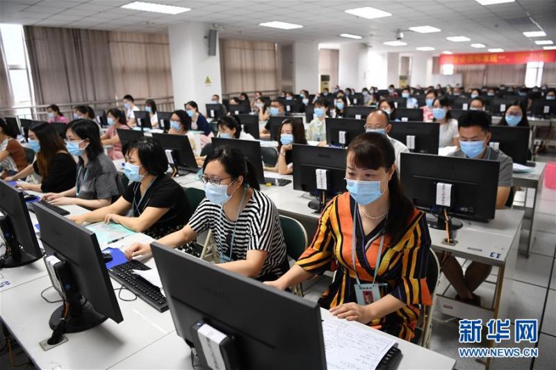 7月12日,评卷老师在西南大学评卷场内阅卷。 当日,重庆市教育考试院组织开展“走进2020年普通高考评卷场”活动,邀请媒体探访评卷现场。据悉,重庆市2020年普通高考网上评卷工作于7月10日开始,近1300名评卷教师将在今年的高考评卷工作中评阅约76万份试卷。 新华社记者 唐奕 摄