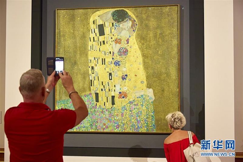 7月1日，人们在奥地利维也纳的上美景宫博物馆观看画家古斯塔夫·克利姆特的《吻》。 当日，上美景宫博物馆在疫情解封后重新开门迎客。 新华社发（乔治斯·施耐德摄）