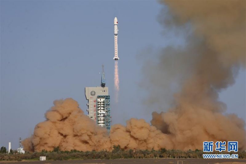 7月5日7时44分，我国在酒泉卫星发射中心用长征二号丁运载火箭，成功将试验六号02星送入预定轨道，发射获得圆满成功。 新华社发（单彪 摄）1