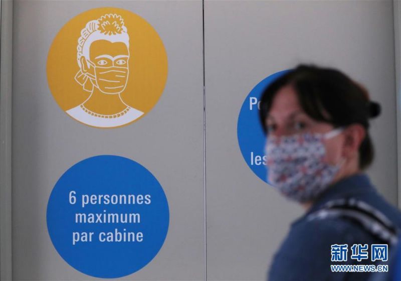 7月1日，法国巴黎蓬皮杜艺术中心的电梯上贴着“请佩戴口罩”和“最多6人乘梯”的标识。 因新冠疫情关闭的法国巴黎蓬皮杜艺术中心于7月1日重新开门迎客。目前，中心只开放6层的临时展区和4、5层的现代艺术常设展区。参观者需提前网上预约参观时段，11岁以上参观者须佩戴口罩，参观过程中保持安全距离。 新华社记者 高静 摄