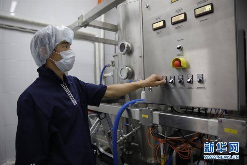 　　6月11日，哈萨克斯坦卡拉干达州一家乳品厂的工作人员操作奶粉生产设备。新华社发（奥斯潘诺夫摄）