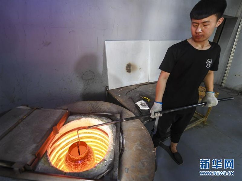 7月1日，河北省香河县景泰蓝制品厂的工作人员在对景泰蓝工艺品进行烧焊。 新华社记者 李晓果 摄