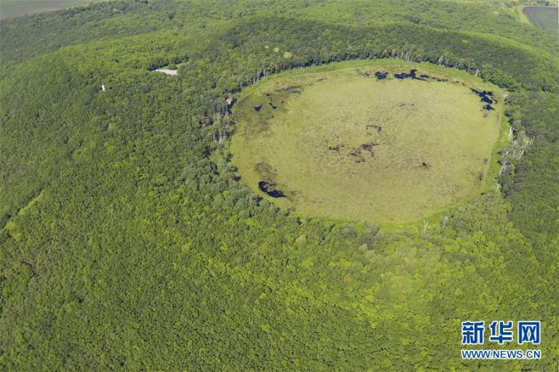 这是7月4日拍摄的南格拉球山天池（无人机照片）。 南格拉球山位于黑龙江五大连池世界地质公园内，火山口内径约500米。由于年代久远，火山口积水成湖，形成“天池”，仿佛火山之巅的一块碧玉。 新华社记者 谢剑飞 摄1