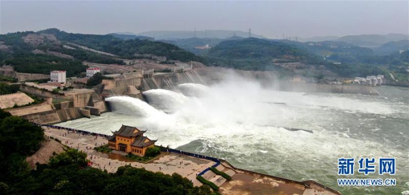 这是7月1日拍摄的黄河小浪底洪水调度运用、水库泄洪的场景（无人机照片）。 为进一步打开下游防洪调度空间，提高防洪调度和应急处置水平，水利部黄河水利委员会于6月24日正式启动2020年防御大洪水实战演练，6月28日8时起，黄河小浪底水库按照5500立方米每秒流量下泄，达到本次实战演练最大流量。目前，黄河下游大流量过程正在演进，下游河势总体稳定。 新华社记者 朱祥 摄