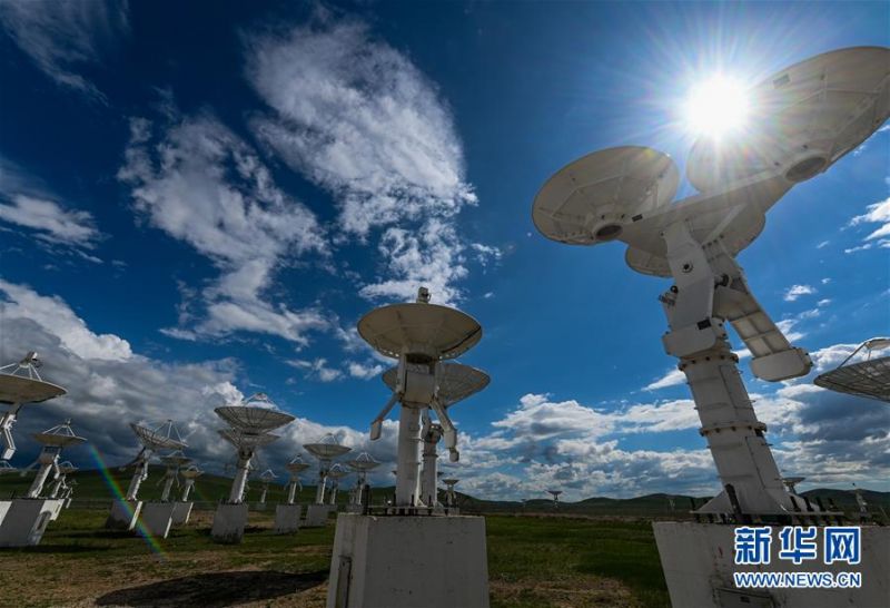 这是明安图观测基地中的射电频谱日像仪天线（7月18日摄）。新华社记者 连振 摄