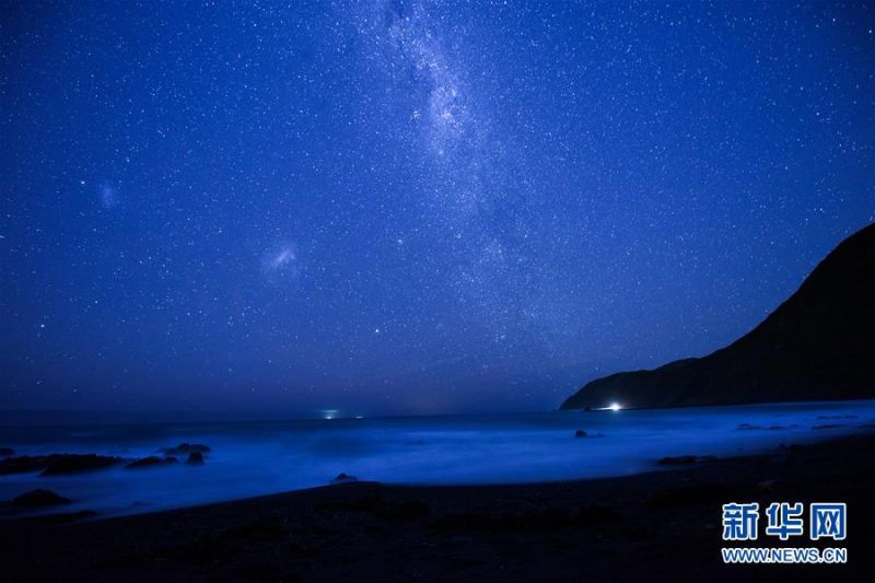 这是7月10日晚在新西兰首都惠灵顿郊外拍摄的星空。 新华社记者 郭磊 摄