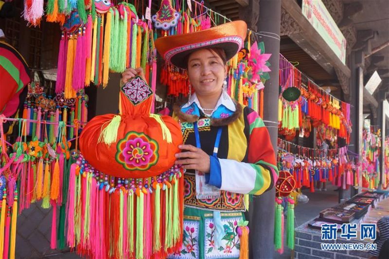 　　6月24日，绣娘胡兰索卡在青海省互助土族自治县举办的端午节香包“选美”大赛上展示她的作品。  新华社记者 解统强 摄